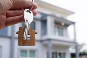 באזורי פריפריה בהם מחירי הדיור נמוכים בעשרות אחוזים בהשוואה לאזורי המרכז, ניתן ליהנות מתשואה שנתית של בין 3.5% ל 5.5% מהשכרת נכסים.