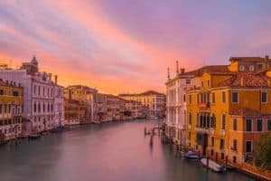 השקעה בנדל"ן באיטליה מפני שהתיירים הרבים המגיעים למחוזותיה של איטליה זקוקים לקורת גג לישון תחתיה