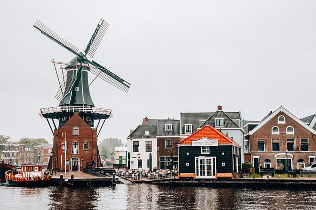 כדאיות השקעות נדל"ן בהולנד בעקבות הביקוש לנדל"ן מקומי הנחשב לגובה במיוחד בהשוואה לרוב שווקי הדיור בעולם.